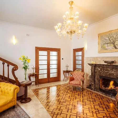 Sleeps 10 Pool Air Con Wifi